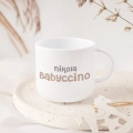 Plastikowy kubek z imieniem dziecka zdobi zabawny napis „Babyccino”.