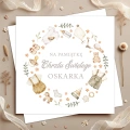 Personalizowana kartka z życzeniami na Chrzest dziecka ma delikatne dziecięce motywy.