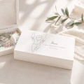 Białe pudełko magnetyczne na pieniądze z imieniem to personalizowany prezent na roczek chłopca.