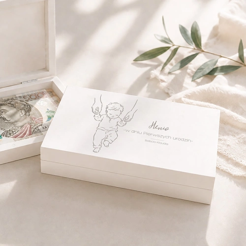 Białe pudełko magnetyczne na pieniądze z imieniem to personalizowany prezent na roczek chłopca.