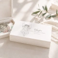 Drewniane pudełko na pieniądze z imieniem to personalizowany prezent na roczek dziewczynki.