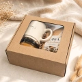Personalizowany prezent dla katechety z kubkiem, kawą waniliową i miodem w kraftowym pudełku.