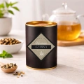 Czarna herbata z dodatkami 50 g w eleganckiej puszce jako element zestawu prezentowego dla dziadka.
