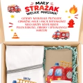 Zestaw prezentowy dla małego strażaka w kraftowym pudełku z personalizowanymi akcesoriami.