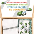 Zestaw prezentowy dla chłopca fana śmieciarek w kraftowym pudełku z kolorową kartą.