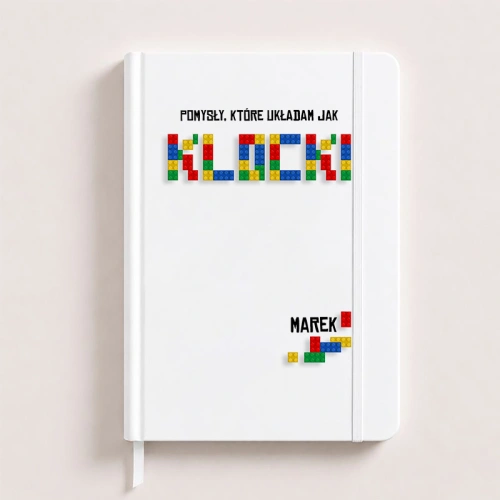 Personalizowany notatnik dla fana LEGO posiada kolorowy motyw klocków oraz imię właściciela na białej okładce.