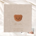 Album welurowy kaszmirowy na roczek z naszywką. Beżowy album dziecięcy z haftowaną głową misia i personalizacją.