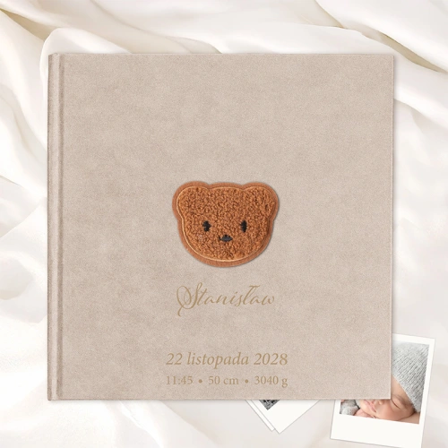 Album welurowy kaszmirowy na roczek z naszywką. Beżowy album dziecięcy z haftowaną głową misia i personalizacją.