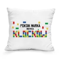 Biała poduszka dla fana LEGO z napisem Pokój Mistrza Klocków.