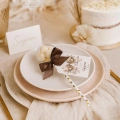 Personalizowana zawieszka na Baby Shower z motywem beżowej kokardy.