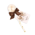 Grzechotka z jasnymi drażetkami i personalizowaną etykietą na Baby Shower.