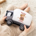 Personalizowana poduszka w kształcie ciężarówki z imieniem chłopca.