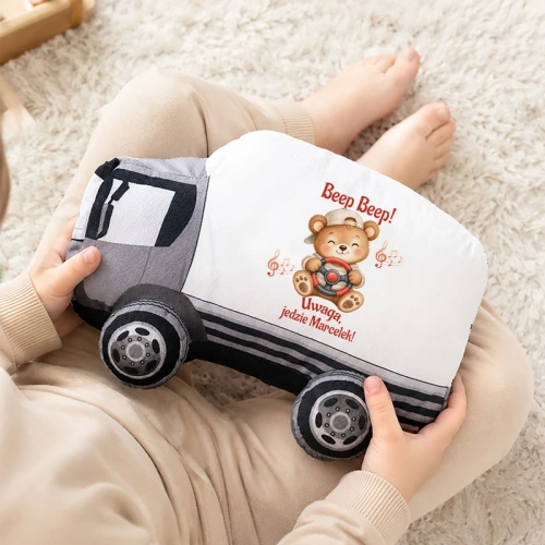 Personalizowana poduszka w kształcie ciężarówki z imieniem chłopca.