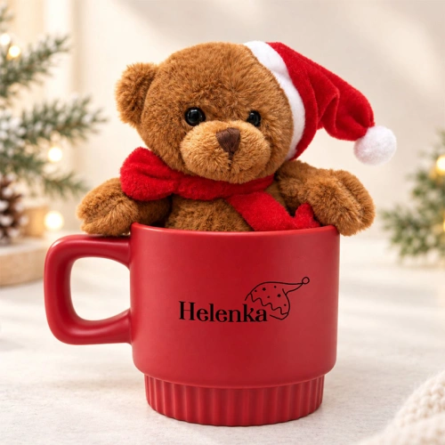 Czerwony personalizowany kubek z imieniem dziecka i pluszowym misiem w czapce Mikołaja, świąteczny upominek dla dziecka.