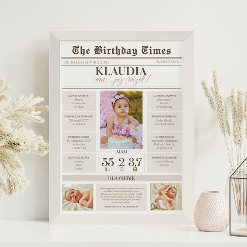 Duży personalizowany plakat jak okładka gazety w ramie na roczek ze zdjęciem dziecka i informacjami z pierwszego roku życia.