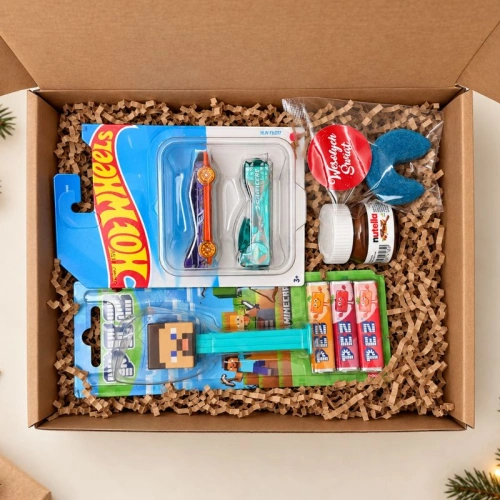 Zestaw świąteczny dla chłopca z autkami Hot Wheels, dozownikiem Minecraft, mini Nutellą i niebieskim ciasteczkiem z wróżbą.