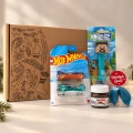 Prezent pod choinkę dla chłopca z dwoma samochodzikami Hot Wheels, gadżetem Minecraft i słodyczami.