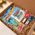 Gotowy zestaw świąteczny dla chłopca z Hot Wheels, Minecraft, Nutellą i niebieskim ciasteczkiem z wróżbą w kraftowym pudełku.