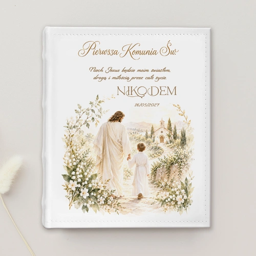 Personalizowany album na zdjęcia z Pierwszej Komunii Świętej dla chłopca z Jezusem, imieniem i datą uroczystości.