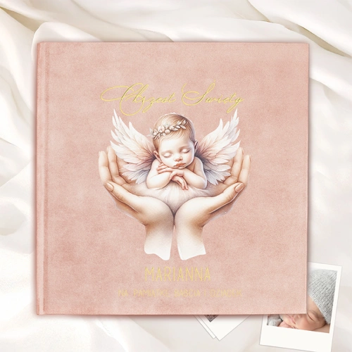 Album na Chrzest Święty z ilustracją śpiącego aniołka i personalizacją.