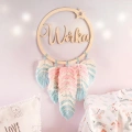Personalizowany łapacz snów z imieniem i piórami do pokoju dziecka.