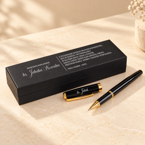 Elegancki czarny długopis z imieniem księdza i złotymi detalami, w zestawie z etui z dedykacją na święcenia kapłańskie.