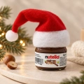 Mini słoiczek kremu Nutella z czerwoną czapką Mikołaja.