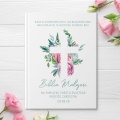 Biblia na Chrzest Święty dla dziewczynki z personalizowaną okładką, różowymi kwiatami, krzyżem oraz dedykacją od rodziców chrzestnych.