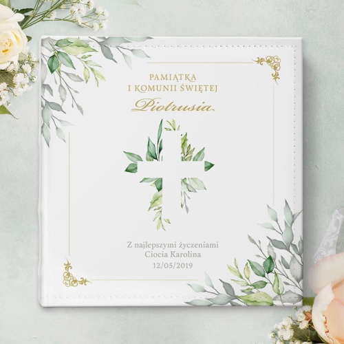 Prezent pamiątka I Komunia Święta w formie albumu na zdjęcia z nadrukiem. Piękne zielone listki otaczają imię dziecka.