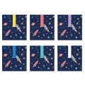 Torebki papierowe w granatowym kolorze ozdobione grafikami w kolorowe planety i kosmiczne rakiety. Dodatkowo uzupełnione ozdobnymi naklejkami.
