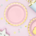 Papierowy talerzyk w kolorze różowym, z brzegiem w metalicznym złotym kolorze.