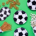 Talerzyki papierowe z kolekcji piłka - jak sama nazwa wskazuje, mają kształt i wzór piłki do futbolu. Będą świetnym dodatkiem na urodzinowym stole, gdzie królują zielone odcienie, kojarzące się z murawą!