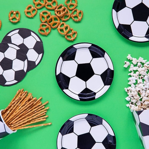 Talerzyki papierowe z kolekcji piłka - jak sama nazwa wskazuje, mają kształt i wzór piłki do futbolu. Będą świetnym dodatkiem na urodzinowym stole, gdzie królują zielone odcienie, kojarzące się z murawą!
