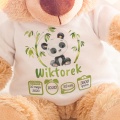 Pluszowy miś z personalizacją na koszulce, to super prezent dla dziecka. Rysunek uroczej pandy, siedzącej między pędami zielonego bambusa, dopełnimy wybranym przez Was imieniem i danymi z metryki urodzenia.