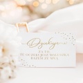 Biały, prostokątny bilecik ze złotym napisem "Dziękujemy" i podziękowaniem dla gości za przybycie.