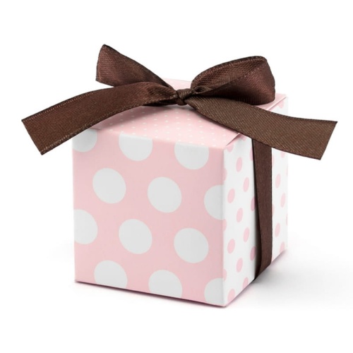 Pudełeczka podziękowanie dla gości. Różowo-białe pudełeczka na słodycze dla gości przewiązane brązową kokardką. Doskonałe na Chrzest Święty lub I Komunię Świętą.