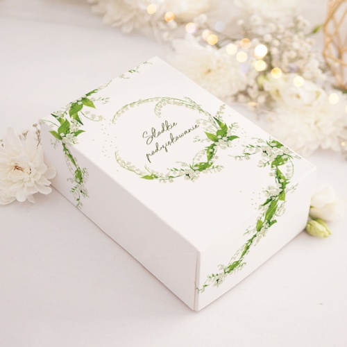 Pudełko z tektury w białym kolorze na ciasto z motywem kolekcji Majowa Konwalia. Na wieczku widnieje napis "Słodkie Podziękowanie.