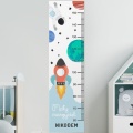 Miarka wzrostu z motywem kosmosu to wspaniały podarunek dla każdego małego astronauty.