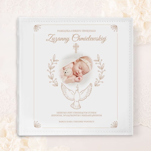 Album na zdjęcia to wyjątkowa pamiątka Chrztu Świętego. Idealnie sprawdzi się jako prezent dla dziewczynki i chłopca.