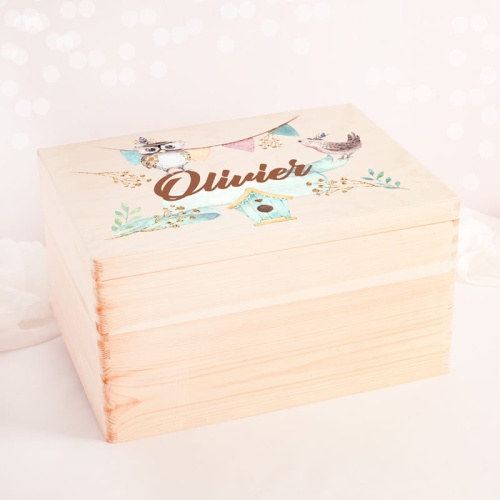 Duża skrzynia na zabawki dekorowana grafiką sowy. Idealnie sprawdzi się jako dekoracja w pokoju dziecka.