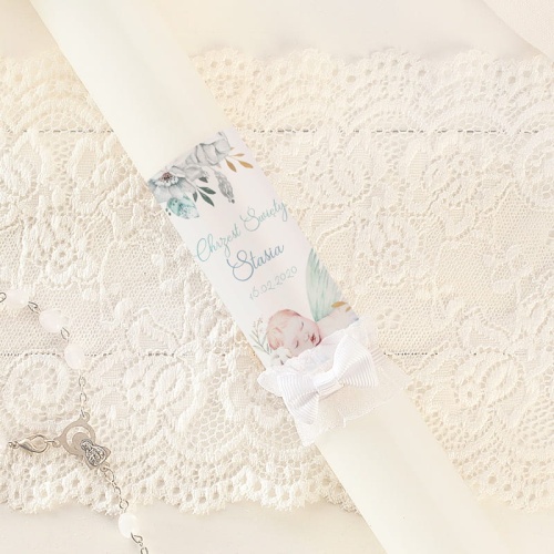 Gromnica to niezbędny dodatek na Chrzest Święty. Personalizowana świeca na Chrzest dekorowana jest grafiką z kolekcji Uroczy Chłopiec.