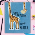 Niebieski eko album na zdjęcia. Prezent na urodzinki dla dziecka. Okładka z grafiką  wesołej żyrafy. Imię dziecka na okładce.