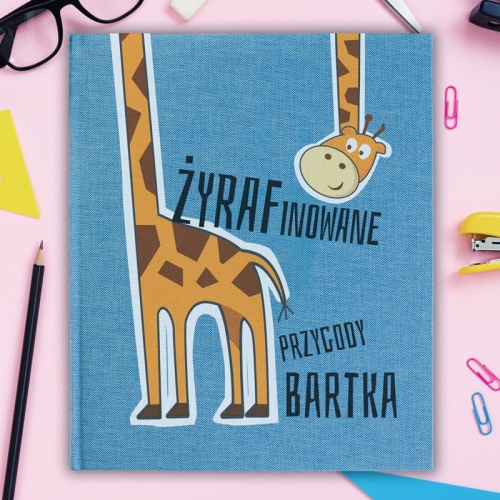 Niebieski eko album na zdjęcia. Prezent na urodzinki dla dziecka. Okładka z grafiką  wesołej żyrafy. Imię dziecka na okładce.