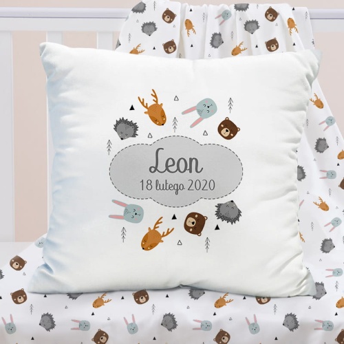 Kwadratowa poduszka w białym kolorze. Na przodzie jest wzór główek skandynawskich zwierzątek w geometrycznym lesie. W centralnej części jest szara chmurka z imieniem Waszego dziecka i datą urodzenia.