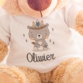Biała koszulka na bezowym misiu pluszowym. Szary miś indianin ze strzała w łapkach i pióropuszem na głowie. Imię dziecka umieszczone pod misiem.