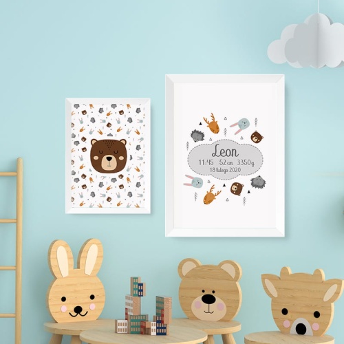 Zestaw dwóch plakatów w białych ramkach. Motyw głów zwierzątek - print w nowoczesnym stylu skandi. Imię dziecka i metryczka po narodzeniu na plakacie.