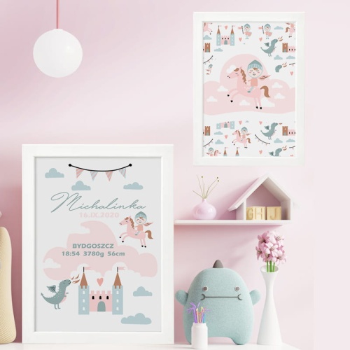 Zestaw plakatów z metryczką w białych ramkach. Na białym tle znajduje się grafika różowej chmurki z imieniem dziecka. Otaczają ją smoki, rycerze i zamki w odcieniach szarobłękitnych.