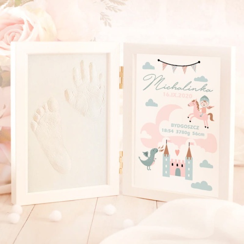 Drewniane pionowe pudełko w kolorze białym. Motyw baśniowego zamku oraz rycerza. Metryczka z danymi dziecka. Prezent na narodziny lub roczek.
