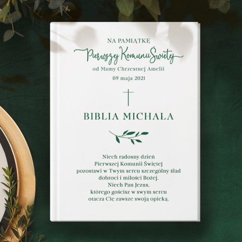 Biblia z personalizowaną okładką z kolekcji Butelkowa Zieleń. Idealnie sprawdzi się jako prezent na Komunię.