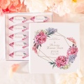 Bombonierka ze smacznymi krówkami to idealna propozycja prezentu komunijnego. Wzbogacona o grafikę z kolekcji Sweet Peony.